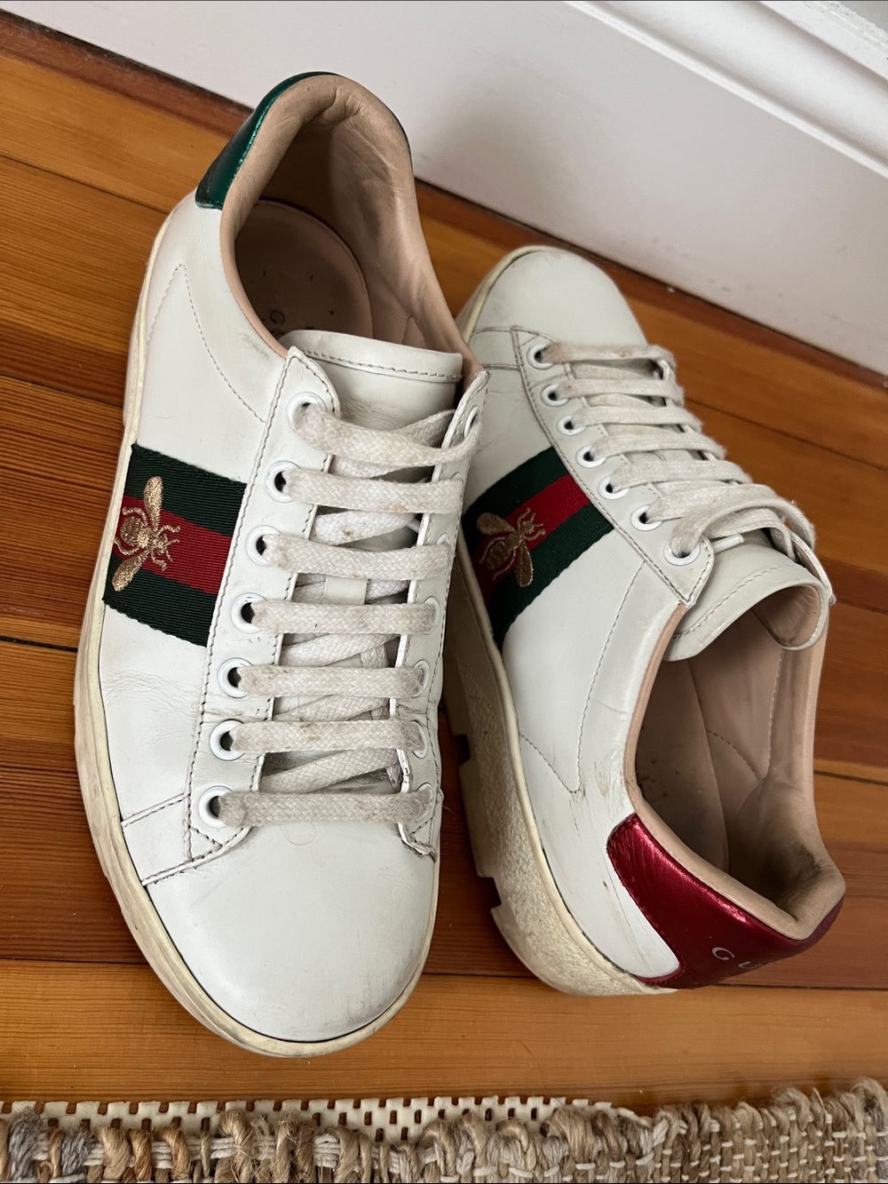 Classic Platform Gucci White Leather Sneakers with Green and Red Metallic